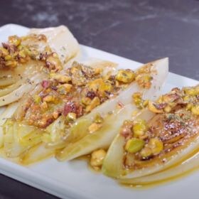 receta endivias a la plancha con vinagreta y pistachos