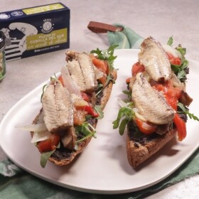receta tosta con escalivada y caballa