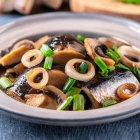 receta salteado de champiñones, cebolla, berenjena, puerro y caballa