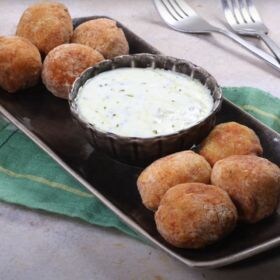 receta albondigas caseras de pollo con salsa de yogur y perejil