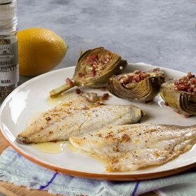 receta dorada mediterránea con alcachofas confitadas y jamón