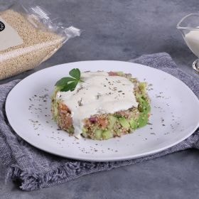 receta ensalada de quinoa con salmón ahumado y pepino con salsa ligera de yogur y cítricos