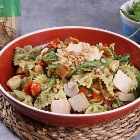 receta pasta fría con langostinos, tomate cherry y pesto suave de albahaca