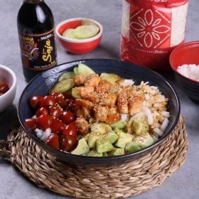 receta poke de langostinos con aguacate y sésamo tostado