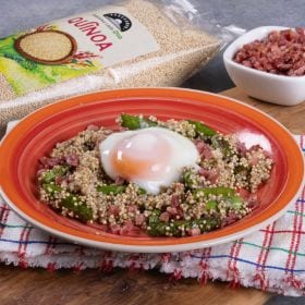 receta quinoa con huevo poché, espárragos verdes y jamón crujiente
