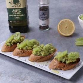 receta tostadas integrales de uva, aguacate y semillas