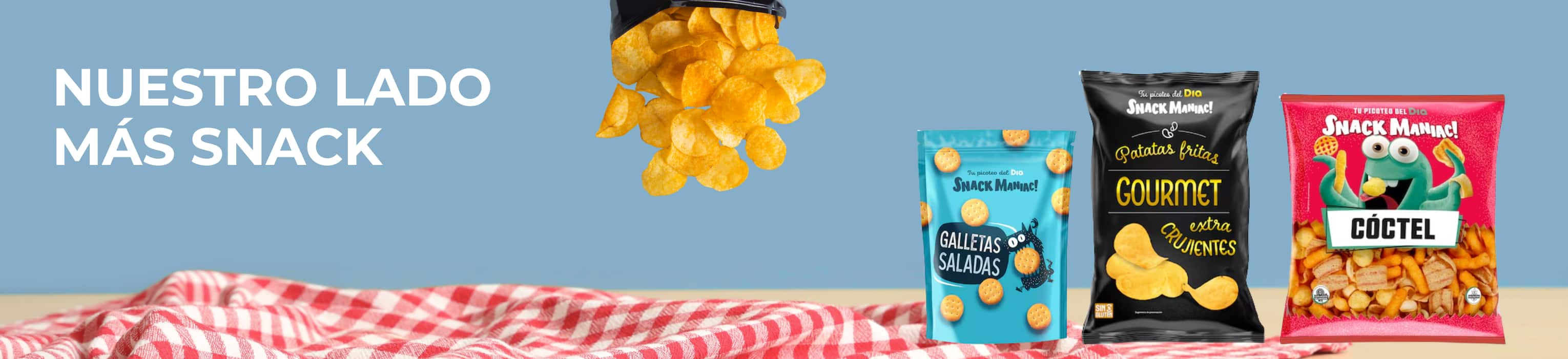 Banner de Snack Maniac de Dia con galletas saladas, patatas fritas gourmet, y cóctel de aperitivos sobre un mantel de picnic.