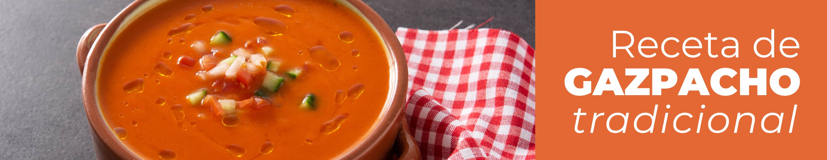 Alimentos sobre encimera de cocina para preparar un gazpacho casero: 1 kg de tomates en rama, aceite de oliva virgen extra, pimiento verde, pepino y vinagre de jerez.