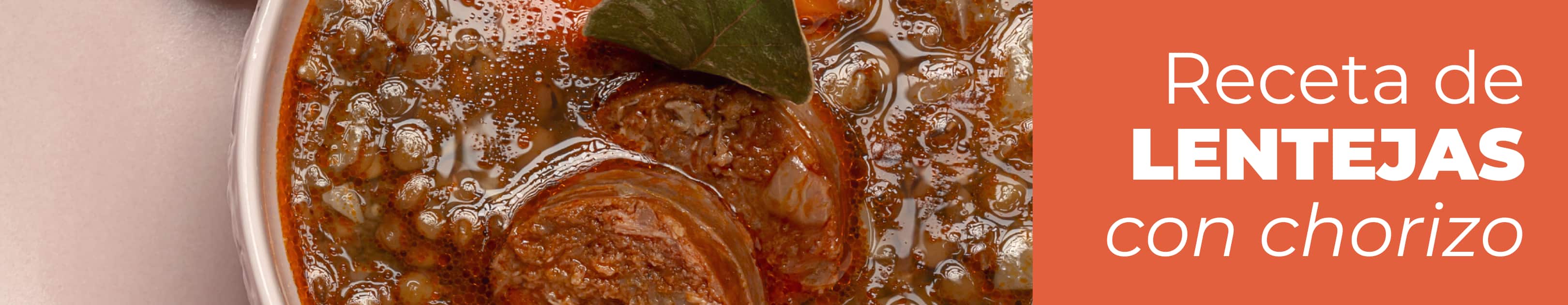 Pplato de lentejas con chorizo y verduras servido en un plato hondo