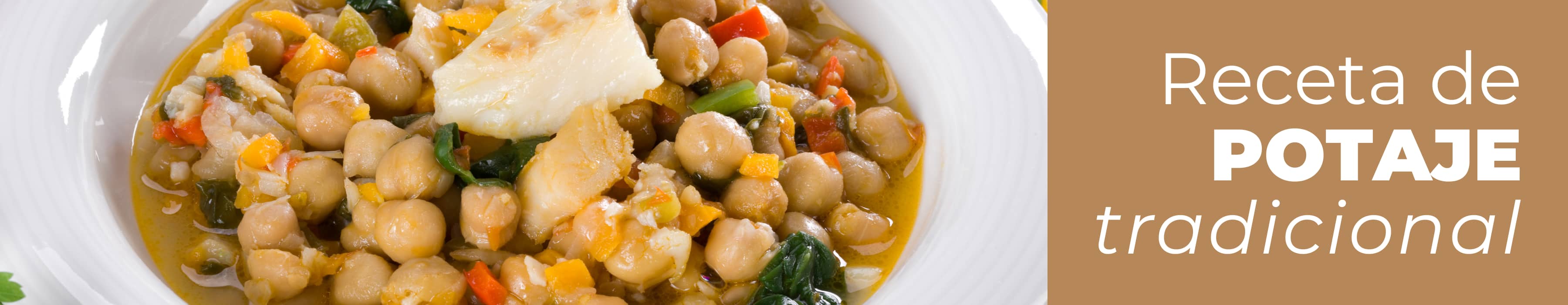 Potaje de garbanzos cocidos de bote servido caliente con hortalizas picadas en un plato hondo