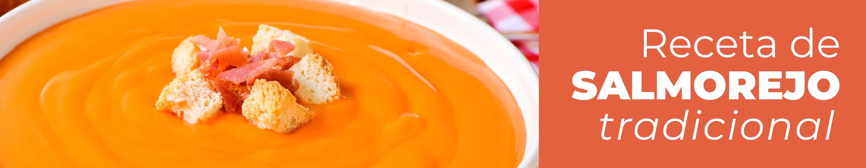 Salmorejo recién hecho en un bol. Ingredientes para hacer una receta de salmorejo tradicional y fácil en casa.