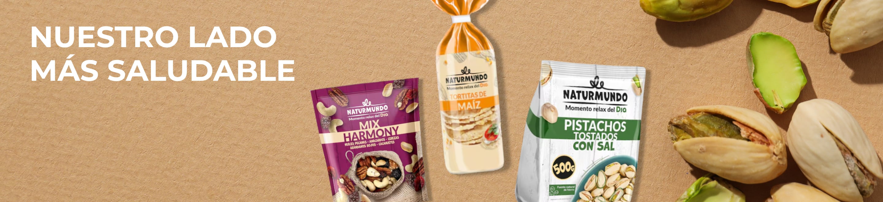 Banner de la gama Naturmundo de Dia, con texto 'NUESTRA LADO MÁS SALUDABLE' sobre fondo de cartón kraft. Muestra productos como el Mix Harmony, Tortitas de Maíz y Pistachos Tostados (500g). Opciones saludables para cuidarse cada día.